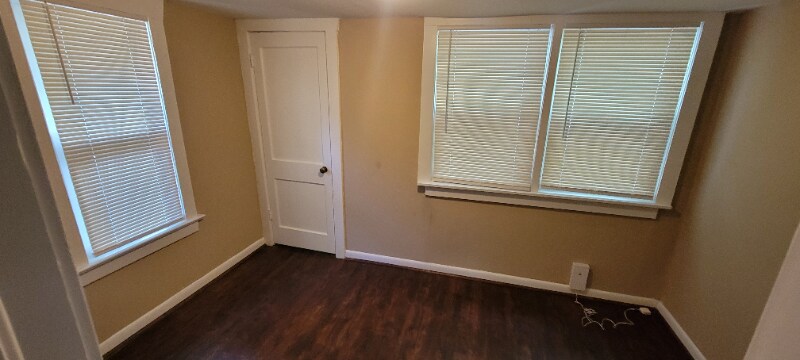 Building Photo - 706 W 75th Terrace