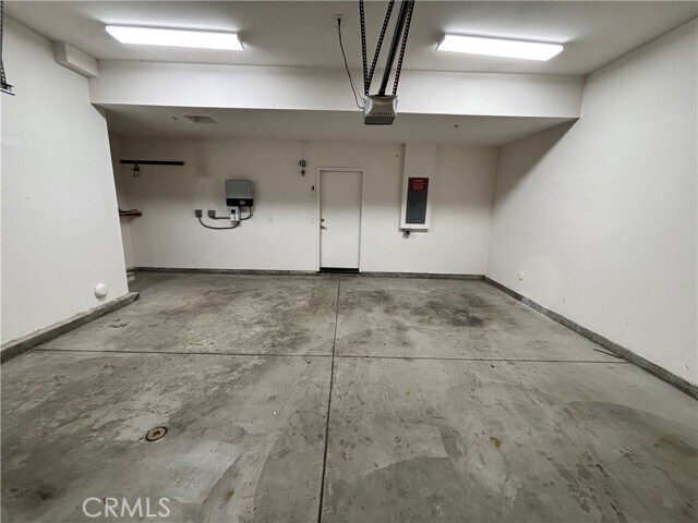 Building Photo - 501 W Maple Ave