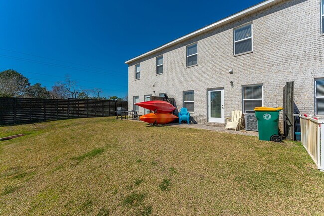 Building Photo - 1802 Stable Ln