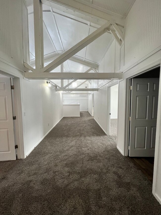Building Photo - Beautiful Large Modern Shome located betwe...