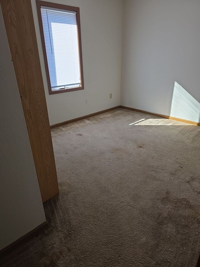 Building Photo - Great 3 Bed 2 Bath 2 Car Garage Split Level Duplex- Pets ok!