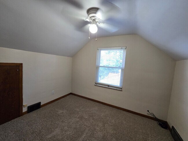 Building Photo - 305 Longview Dr