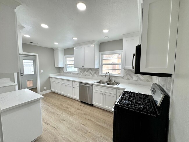 Building Photo - Charming 2 Bedroom Home Near Olivedale Par...