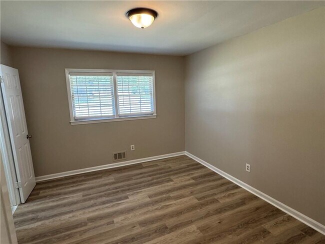 Building Photo - 5594 Laurel Ln NW