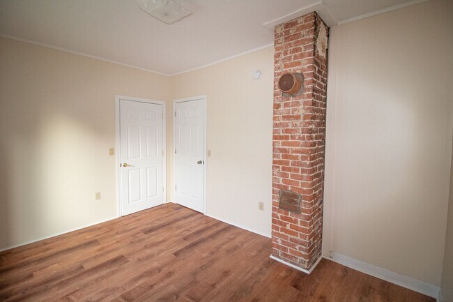 Building Photo - 207 Maple St