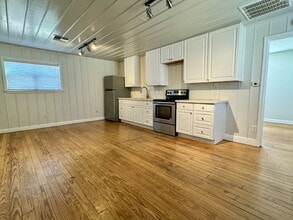 Building Photo - Perfectly Updated 1 Bedroom- very close to the university