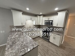 Building Photo - End Unit Townhouse on Secluded Drive Available Now, Updated Kitchen & Baths, Large Primary Suite