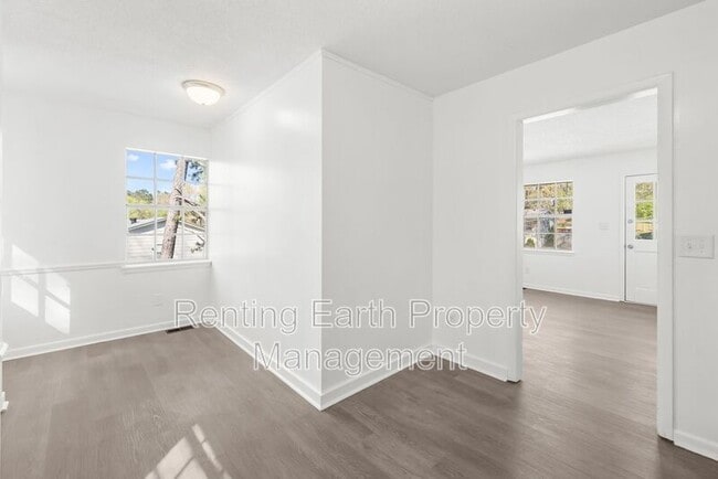 Building Photo - 2836 Creek Ln NE