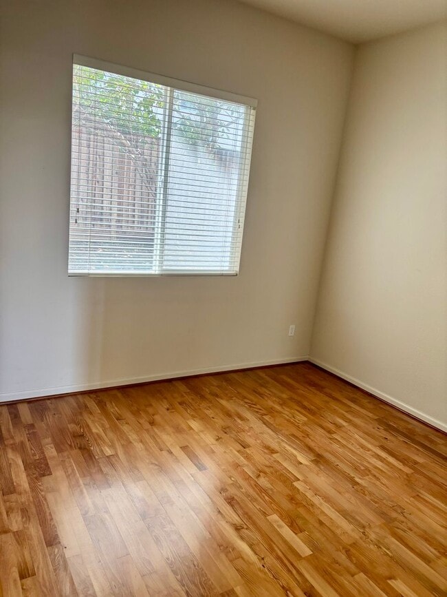 Building Photo - Spacious 3 to 4 Bedroom, 4-Bath Home in Pr...