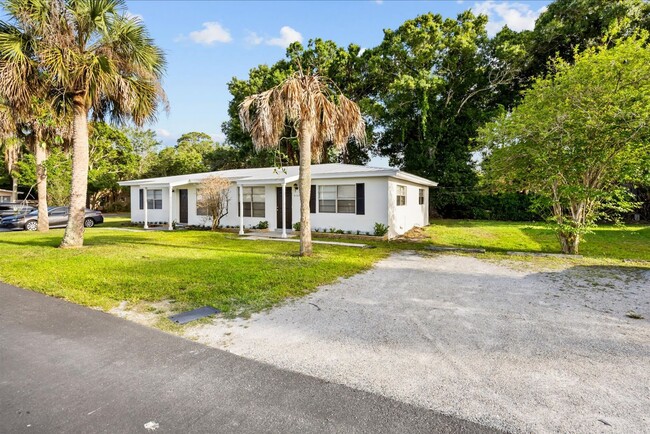 Building Photo - 2 Bedroom 1 Bath Duplex