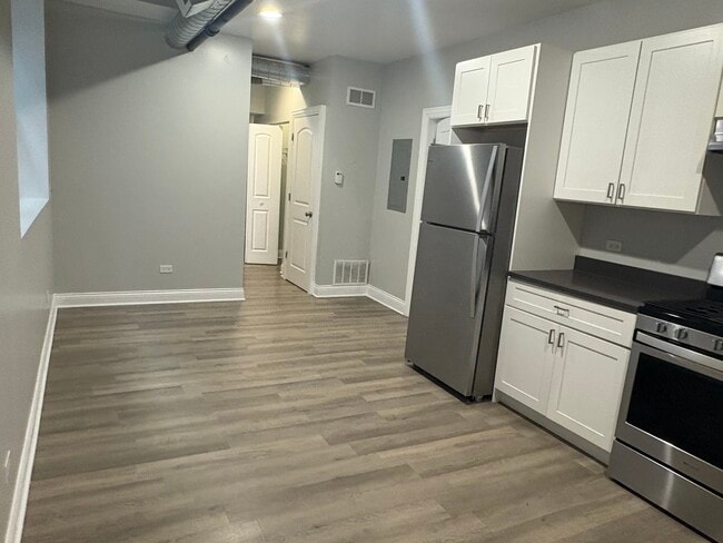Building Photo - 1369 W Greenleaf Ave