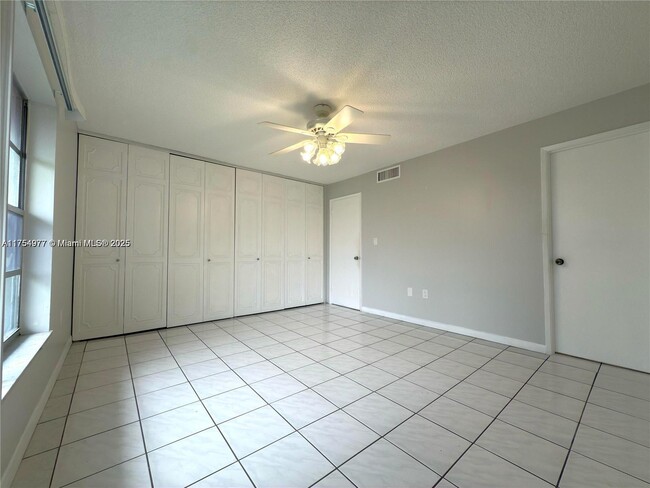 Building Photo - 805 W Oakland Park Blvd
