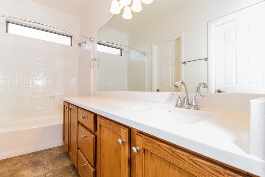 Building Photo - 505 W Del Rio Ln