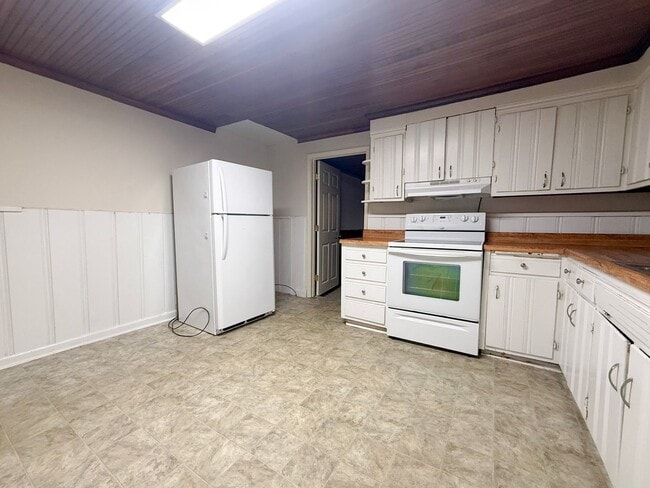 Building Photo - Spacious 2-Bedroom One-Level Home with Carport and Large Backyard