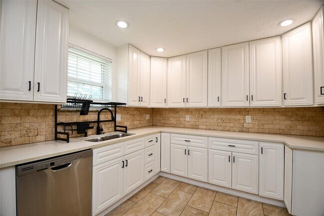 Building Photo - 5951 Beaudry Dr