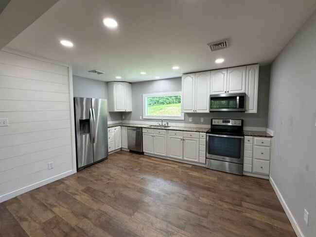 Building Photo - 3 Bedroom 2 Bath house