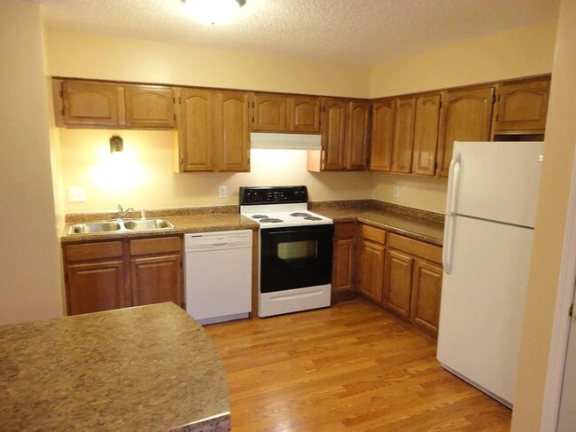 Building Photo - Nice 3 bedroom / 2 bath in Eagan, $1,650