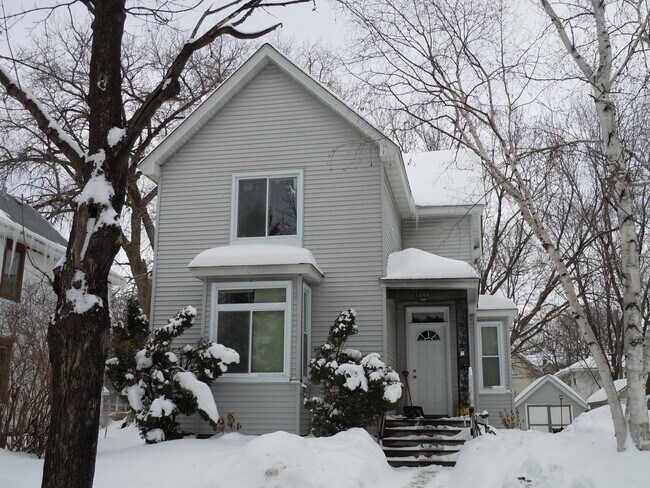 Building Photo - Beautiful 5 Bedroom In Como available Sept...