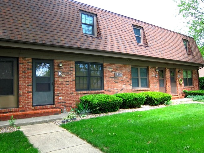 Building Photo - 1601 Lyndhurst Dr