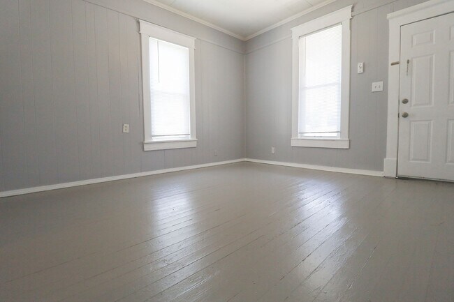 Building Photo - E 4th Street Duplex