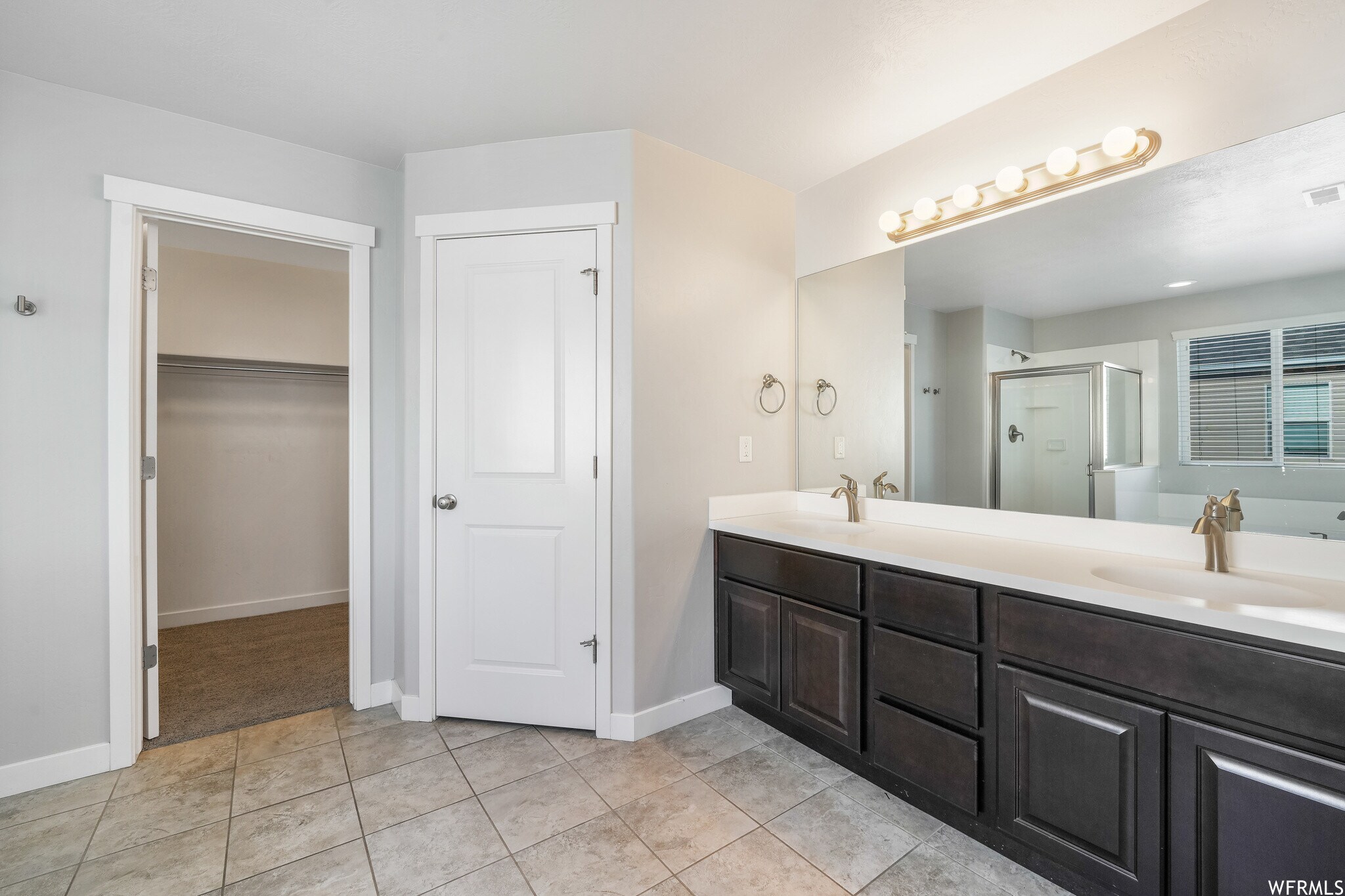 double vanity in primary bathroom - 929 W Stonehaven Dr