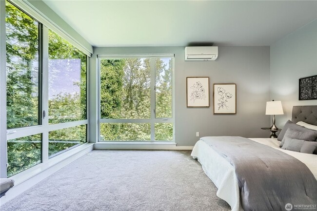 Building Photo - Spacious end-unit 3 bed townhome near Seat...
