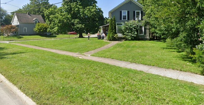 Building Photo - 736 W River Rd N