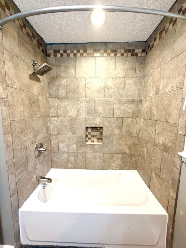 Building Photo - 838 Potters Ln