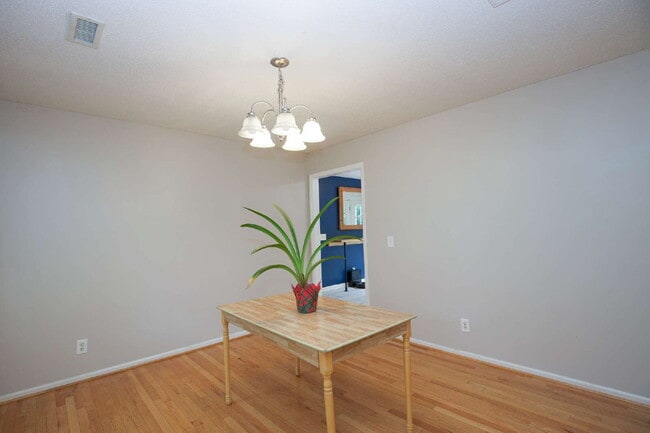 Building Photo - Charming 3 Bedroom, 2,5 Bath home with hug...
