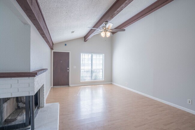 Building Photo - Stunning remodeled 2 Bedroom home in great area!