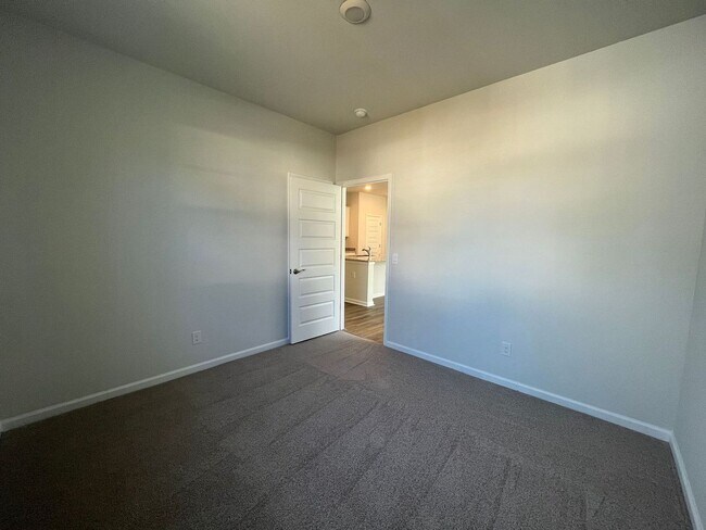 Building Photo - 143 Holloway Hill