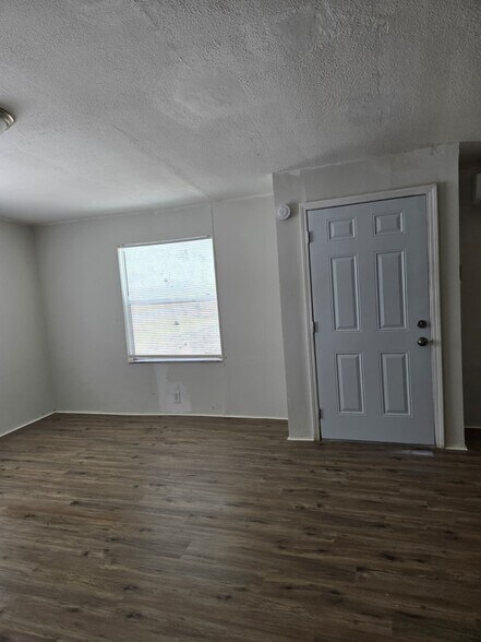 Building Photo - 589 Anna Ave