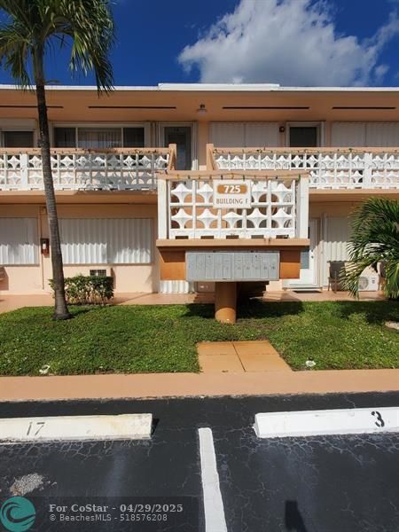 Building Photo - 725 SW 11th Ave