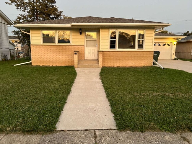 Primary Photo - Newly Remodeled 3 Bedroom 1 Bathroom Singl...