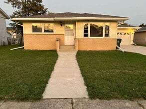 Building Photo - Newly Remodeled 3 Bedroom 1 Bathroom Singl...