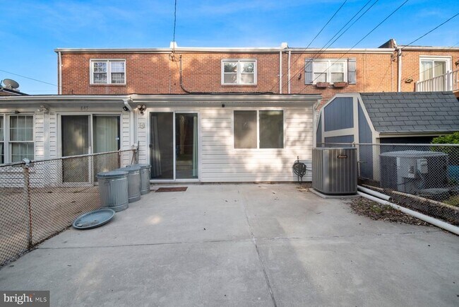 Building Photo - 643 47th St