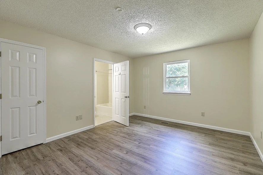 Bedroom w Full Bath - 106 Mayrant St