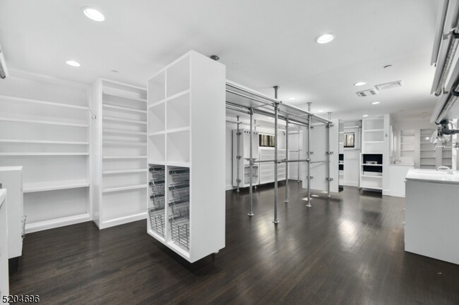 Building Photo - 60 Fernwood Rd