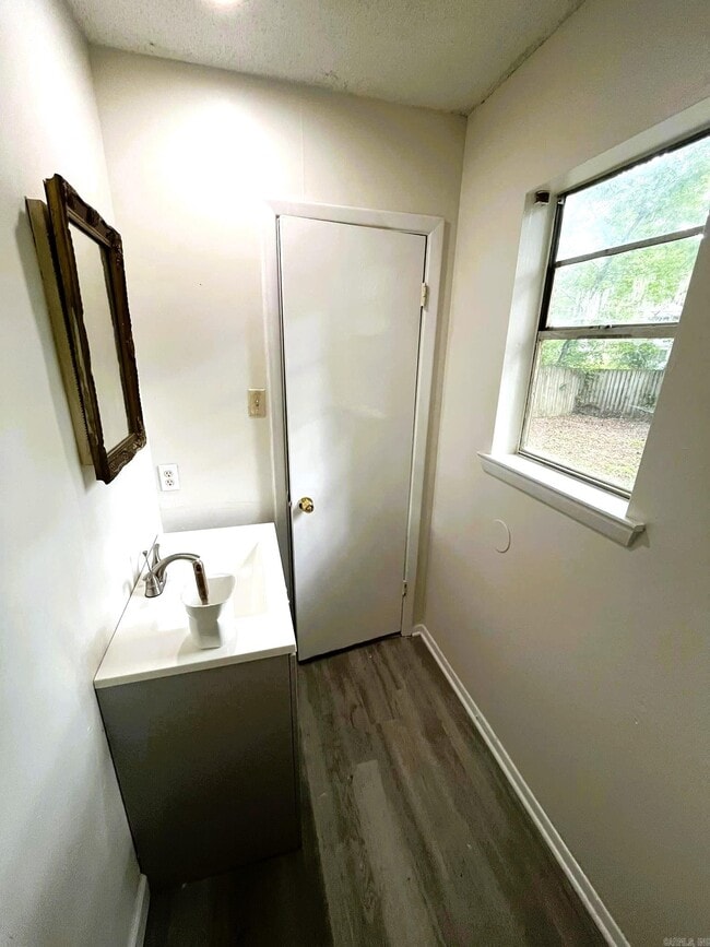 Building Photo - 3939 Wooddale Dr