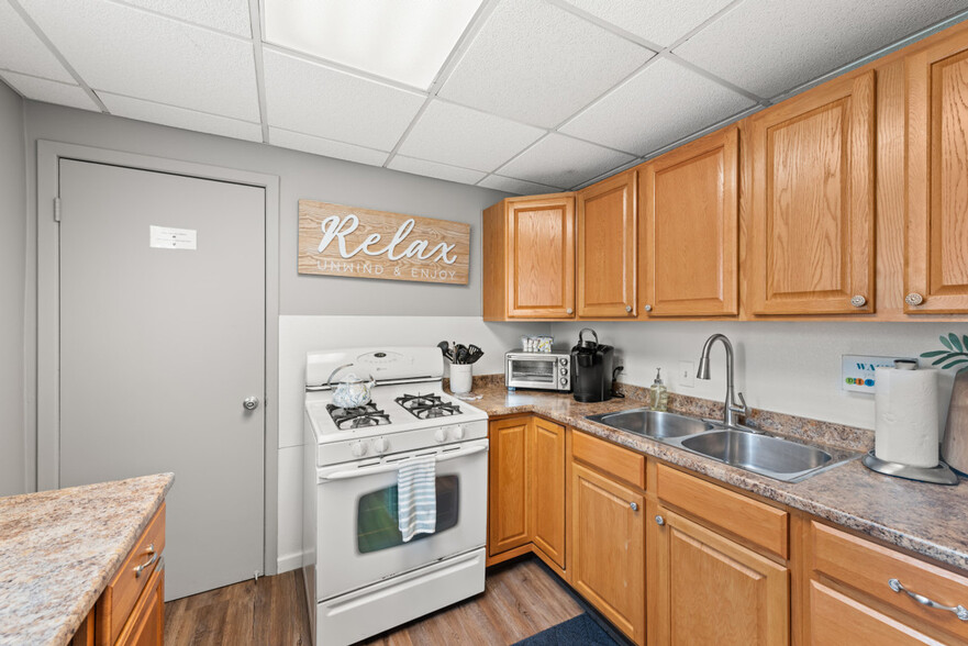 Building Photo - 3175 Rocky River Dr