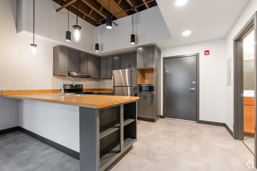 1BR, 1BA - 745SF - Kitchen - Painters Row