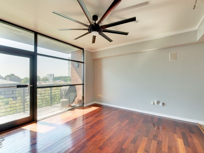 Building Photo - This move in ready condo has it all in Cha...