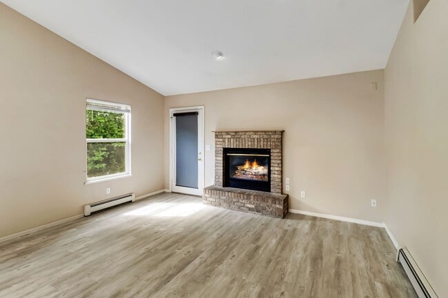 Building Photo - 3 bedroom home with fenced yard and garage in desirable neighborhood!