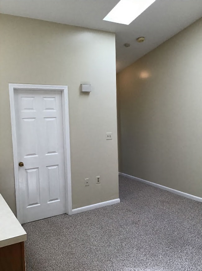 Building Photo - Cozy, end unit 2 bed/1 bath townhouse