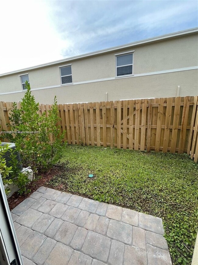 Building Photo - 552 NE 4th Terrace