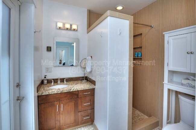 Building Photo - 535 De La Vista Ave