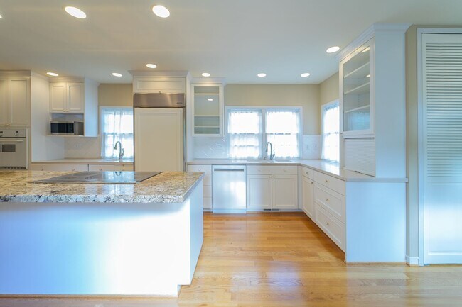 Building Photo - Charming and Well-Maintained Home in a Serene Neighborhood