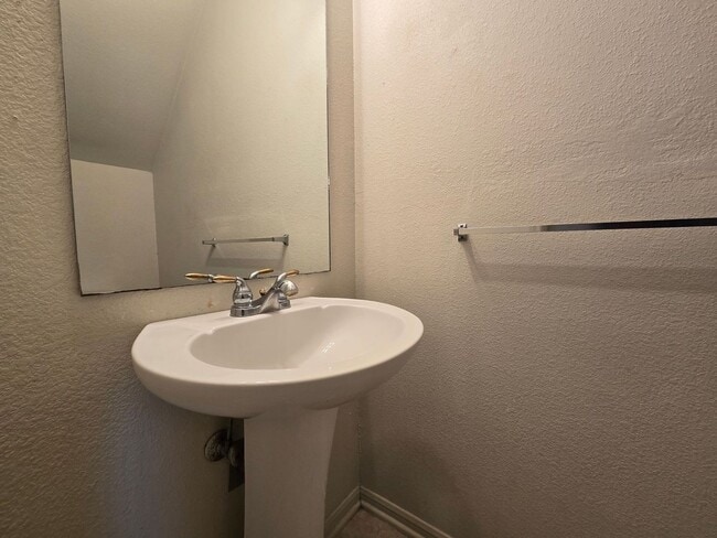 Building Photo - HUD / SECTION 8 ACCEPTED & READY FOR MOVE IN!