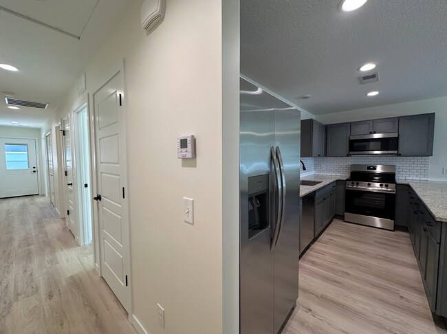 Building Photo - 2 Bedroom/1 Bath Duplex Available For Rent