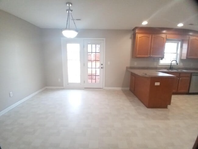 Building Photo - 3525 Drayton Dr